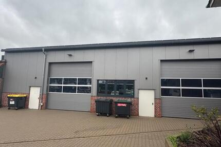 Moderne Gewerbehalle mit Büro und Lagerfläche – Neubau 2022 Halle zimmer