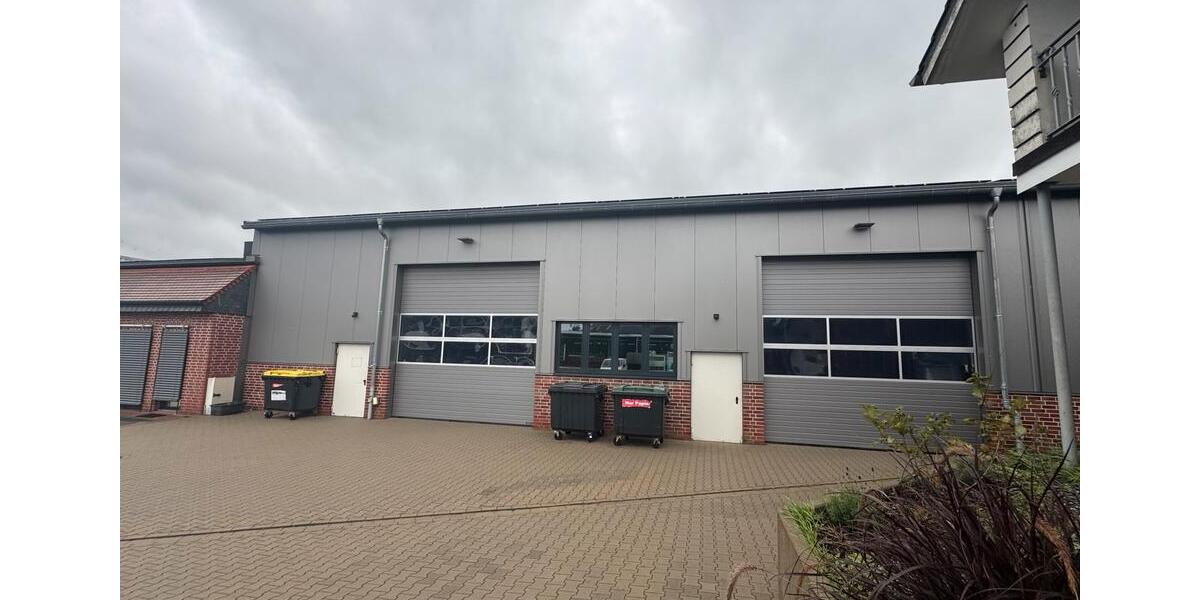 Moderne Gewerbehalle mit Büro und Lagerfläche – Neubau 2022 Halle zimmer