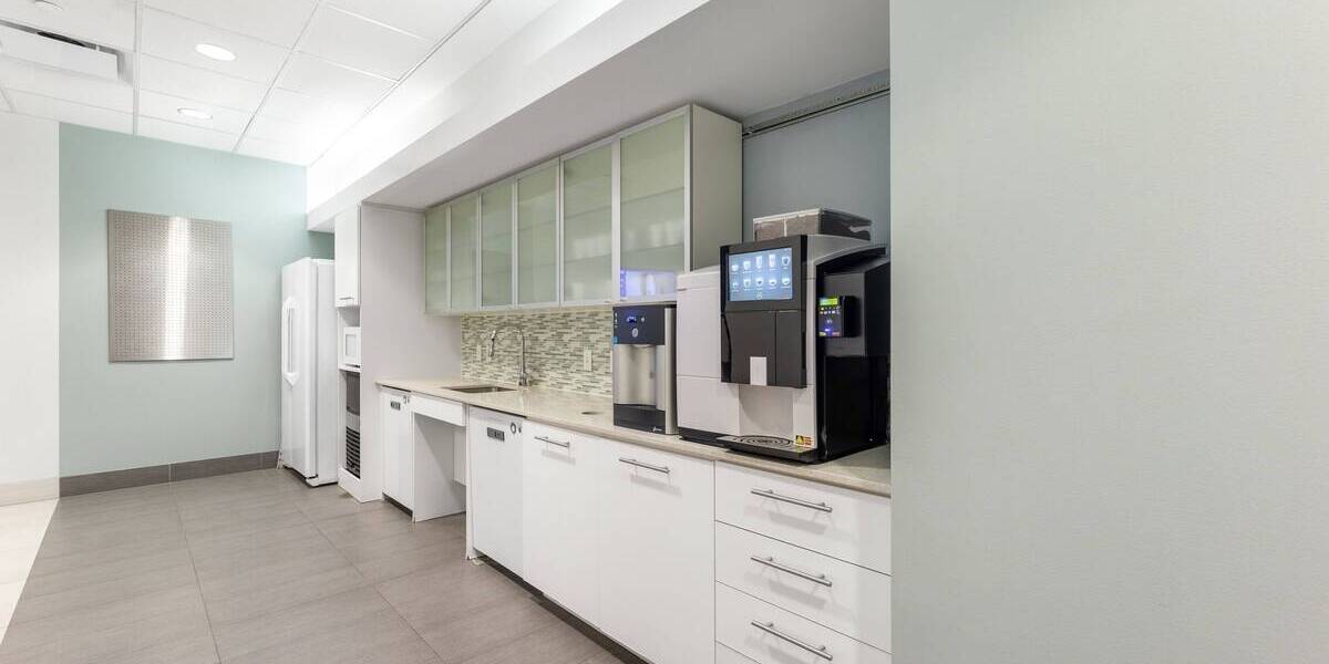 Privater Büroraum für 3 Personen in Regus Aircargo Businesspark zimmer