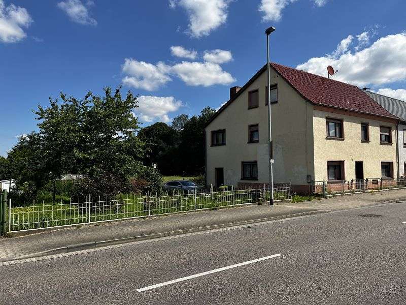 Haus zum Kaufen in Frohburg 109.000 € 176 m²