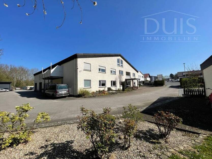 Repräsentatives Gewerbeobjekt mit Wohneinheit, Büros, Halle und Garagen, 3486 m² Grundst.