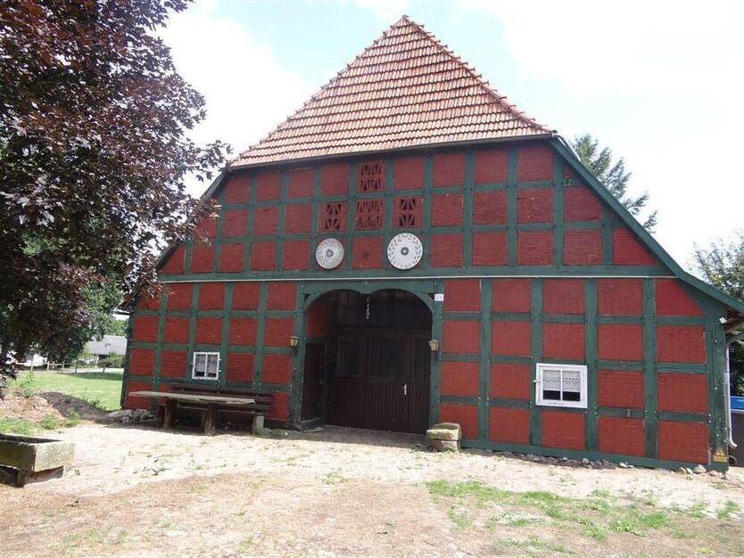 Historischer Niedersachsen- Bauernhof in Fachwerk mit Pferdeboxen u. tollen Eichenbaumbestand