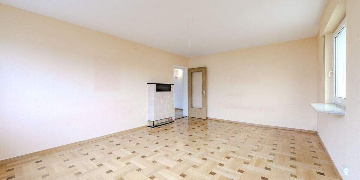 Attraktives Zweifamilienhaus mit ausgebautem DG, großem Grundstück und Entwicklungspotenzial 8 zimmer