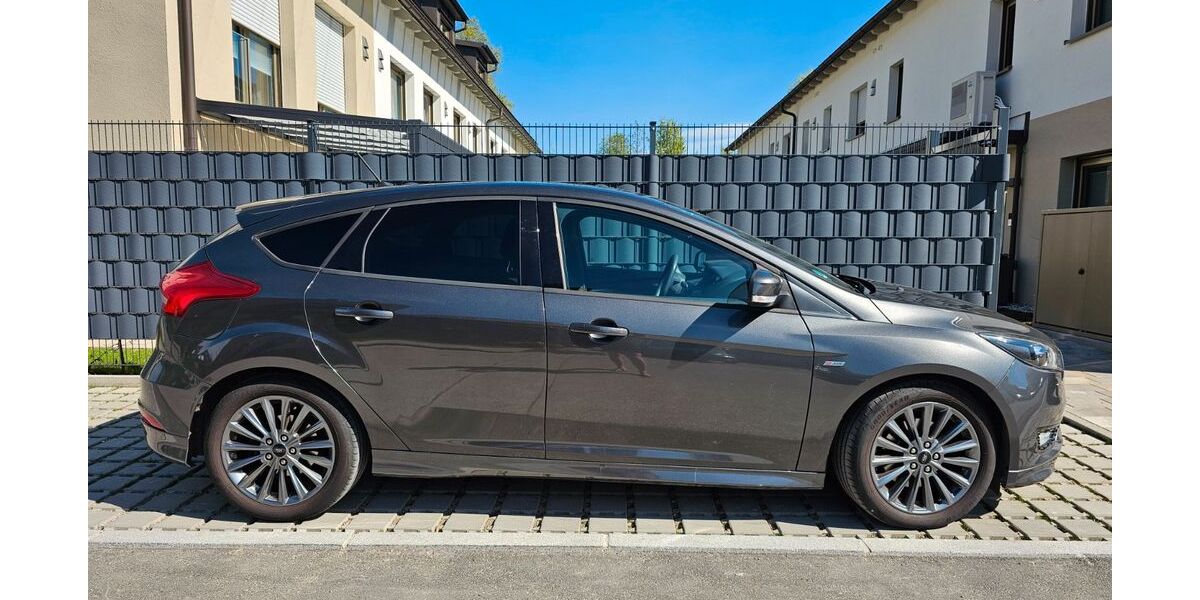 Ford Focus 93.800 km 9.900 &euro; Ainring 83404
