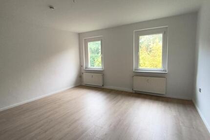 Renovierte 2-Zimmer Wohnung mit eigenem Gartenbereich zimmer