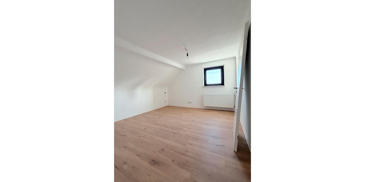 Großzügige 5ZKB Dachteschosswohnung - Erstbezug nach Renovierung 5 zimmer