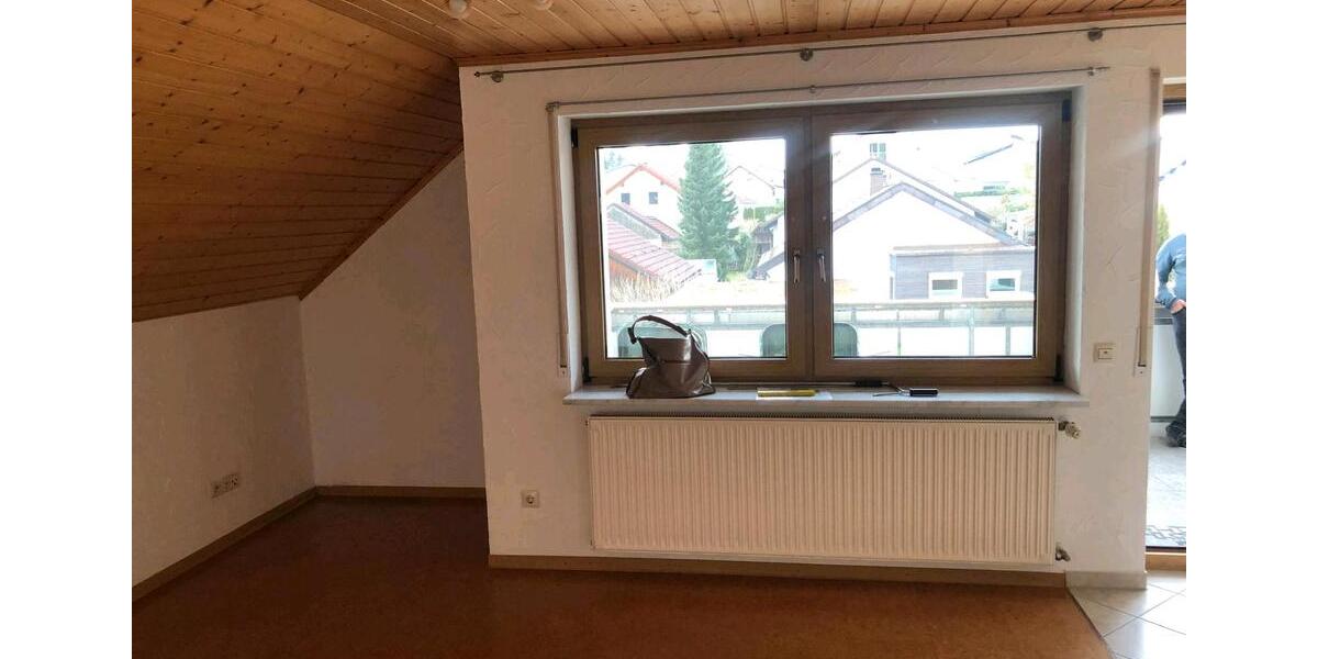Helle 4-Zi DG Wohnung, Stellplatz Balkon Tageslichtbad EBK 4 zimmer