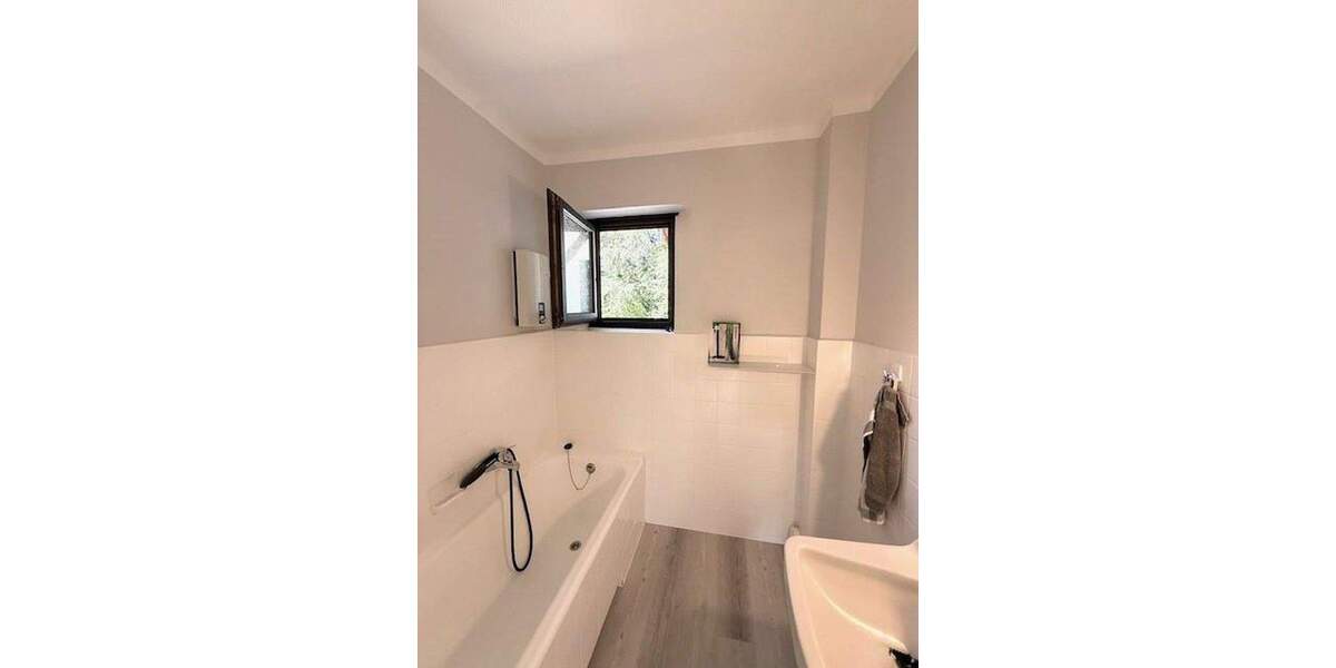 Provisionsfrei vom Eigentümer: Renovierter Bungalow in Parklage auf 702 m² Endgrundstück 4 zimmer