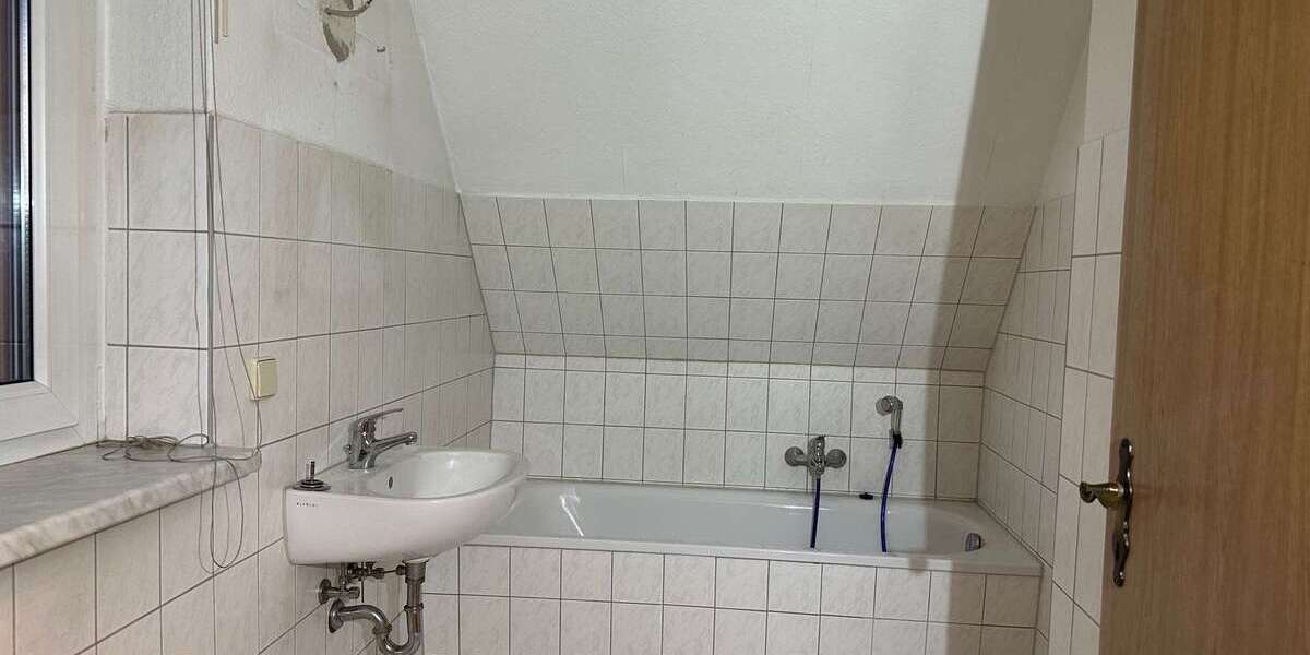 Schnäppchenangebot - Dachgeschosswohnung im Grünen 3 zimmer