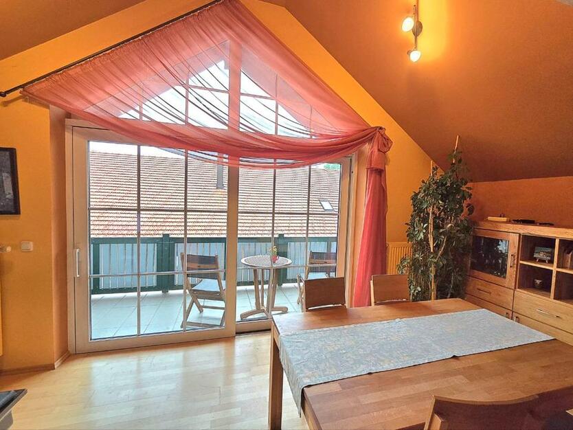 Provisionsfrei. Gepflegte 4-Zimmer-DG-Wohnung und 2 Stellplätzen zimmer