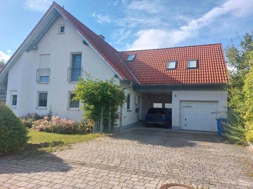 freistehendes Einfamillienhaus mit Garten