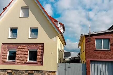 Wohnhaus mit Seitenbau Garage und großen Carport zimmer