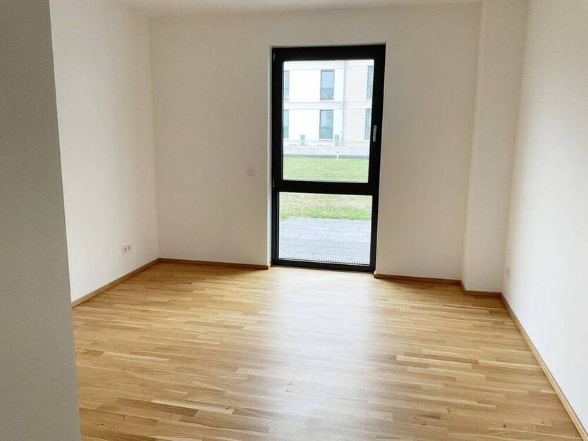 Helle 2-Zimmer-Wohnung mit Terrasse, moderne Neubau-Ausstattung mit Echtholzparkett + Einbauküche