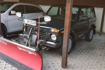 Lada Niva 20.000 km 15.700 &euro; Borna 04552