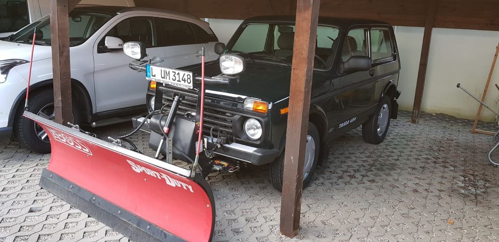 Lada Niva 20.000 km 15.700 &euro; Borna 04552