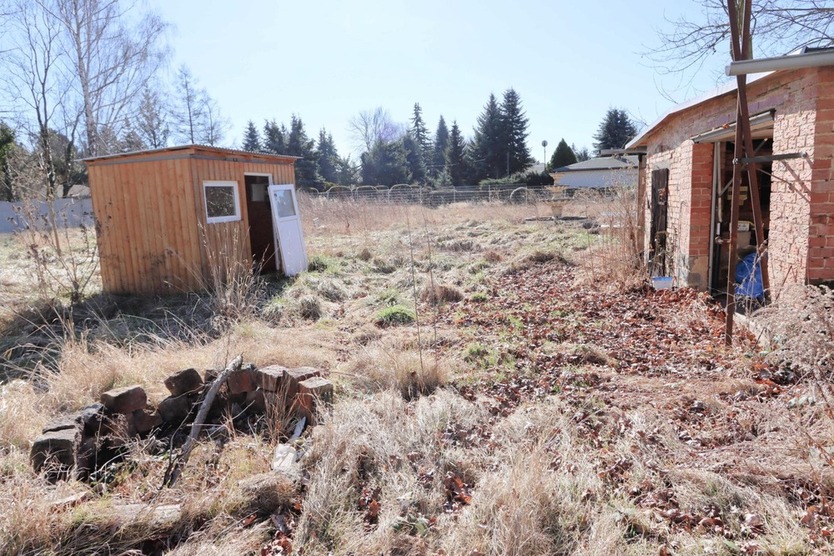 Großer Garten - voll umzäunt - Strom liegt an zimmer