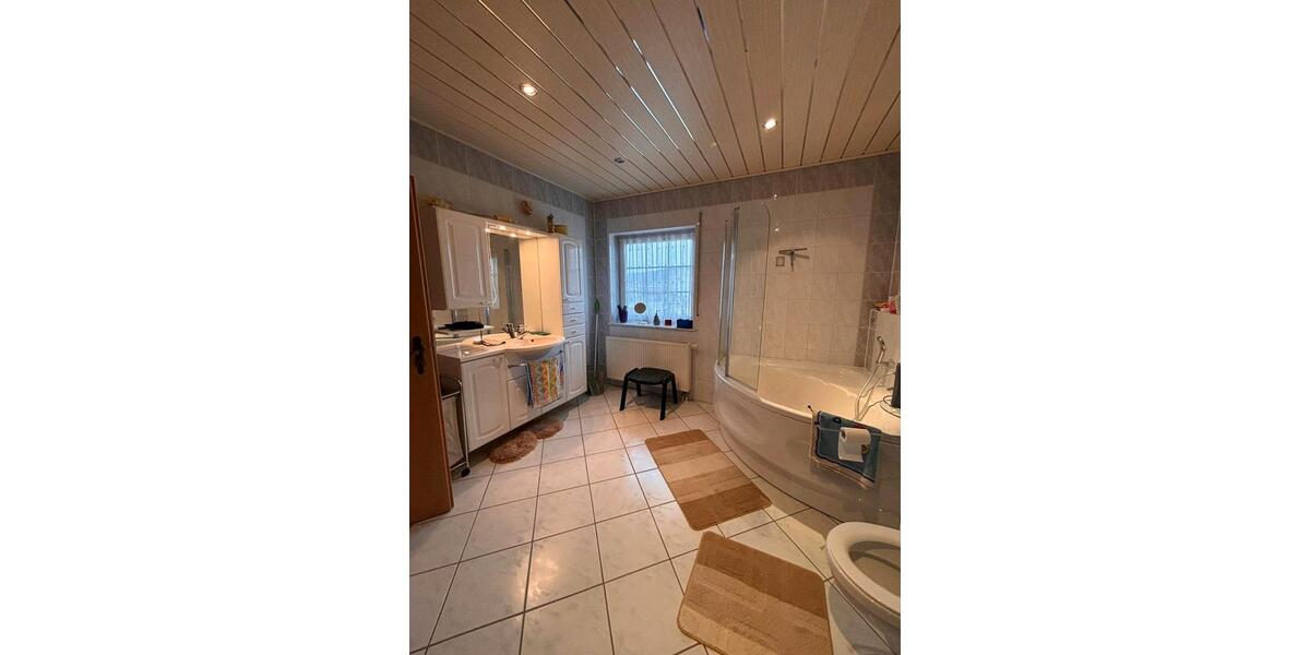 Reihenhaus Neuental - 8 Zimmer, 240 m&sup2;, 340.000&euro; | Angebot:26963651