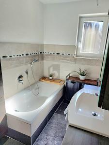SCHÖN RENOVIERTES OBJEKT IN GUTER LAGE - Mehrfamilienhaus, Wohnhaus Schwendi | Angebot:27129205