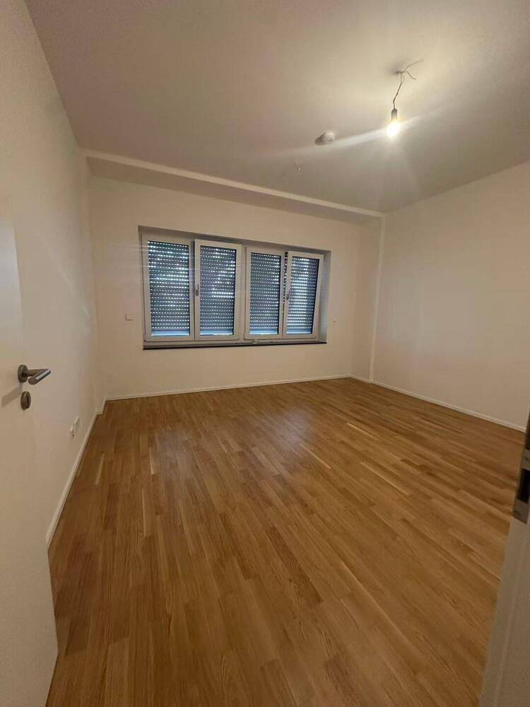 Neu sanierte 5-Zimmer-Wohnung mit XXL-Balkon im Herzen von Düsseldorf