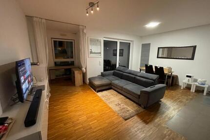 Möbelierte 2,5-Zimmer-Wohnung mit Balkon & Stellplatz - Zentral