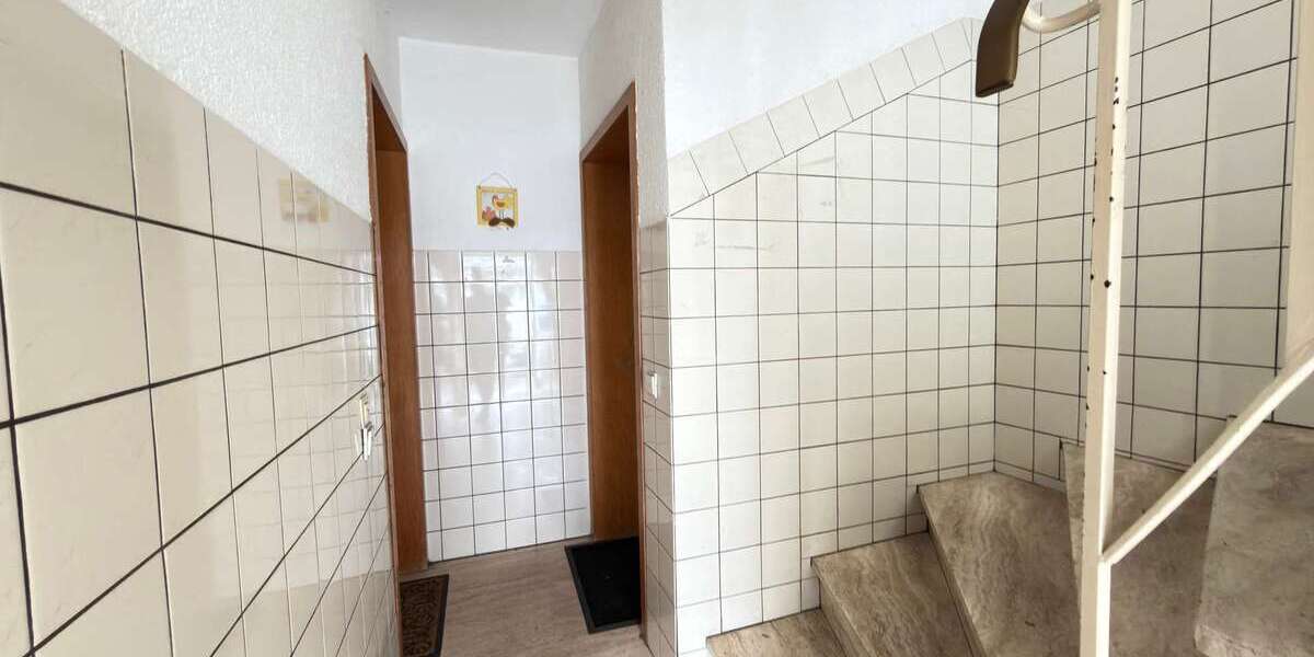 Mehrfamilienhaus mit Potenzial in Dinslaken-Bruch – 5 Wohneinheiten, Garten & Garagen - Mehrfamilienhaus, Wohnhaus Dinslaken Lohberg | Angebot:27119901