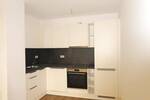 FÜ: Erstbezug! Attraktiv & repräsentativ, 2-Zi-Whg (2.OG) mit EBK, Balkon, Aufzug + TG-Stellplatz