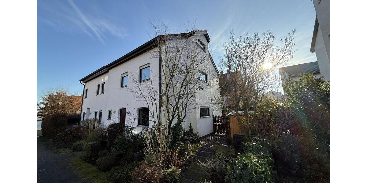 Großz. DHH beste Lage, ca. 130 m² Wfl., 5 Zi., Bj. 1983, Kanal nur 50 m entfernt, Garage + Carport ! 5 zimmer