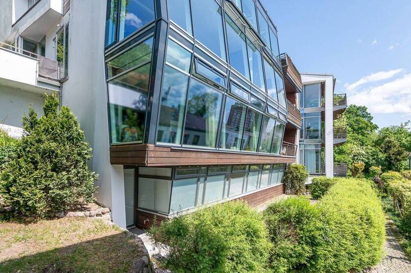 Mit Blick in den Hafen: Exklusive, nahezu 170 m² große Erdgeschoßwohnung in Övelgönne