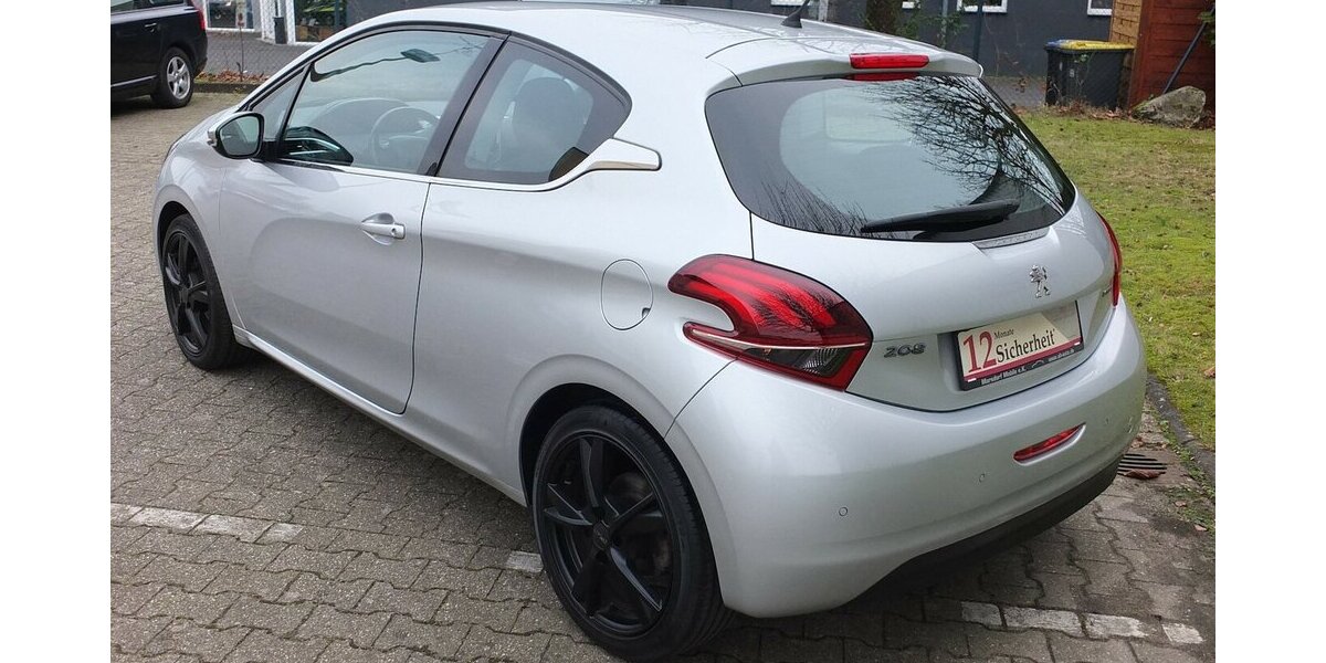 Peugeot 208 1.2 PURE TECH ALLURE KLIMAPDC SHZ SPORT LMF 98.599 km 7.500 &euro; Köln 50858
