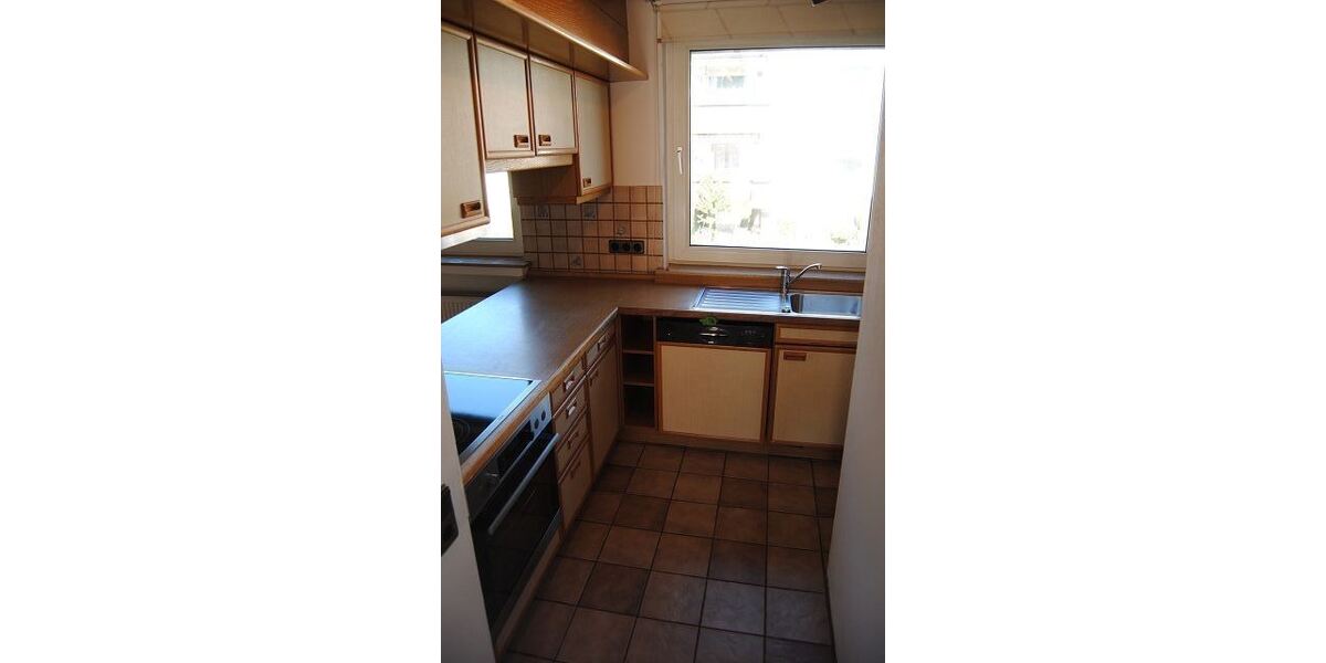 Wohnung im EG mit Balkon, Garage und Stellplatz in ruhiger Lage ... sucht lebensälteren Mieter ... 2 zimmer