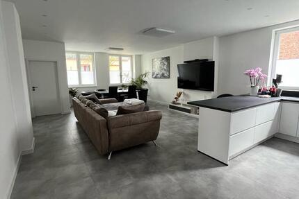 3 Zimmer Wohnung mit Küche, Garten, Garagen und Stellplätzen