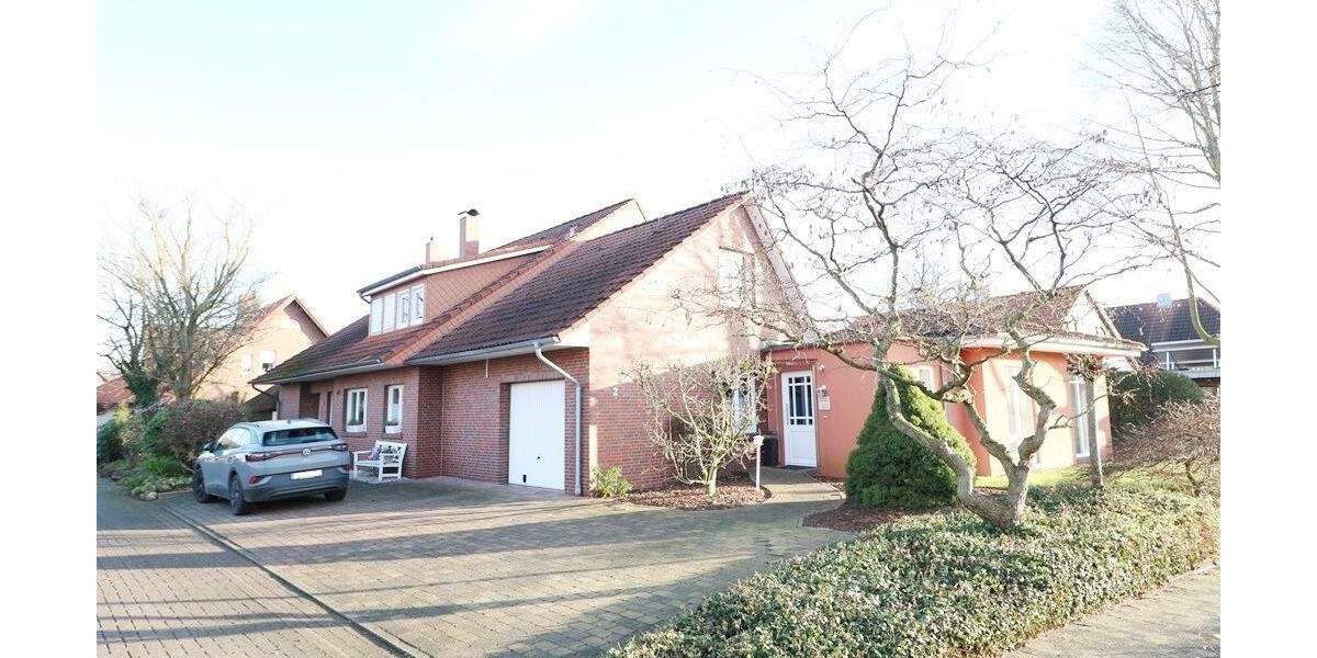 Topgelegenes, schickes Einfamilienhaus mit Praxisanbau, Garage und schönem Garten 8 zimmer