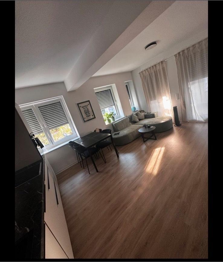 Moderne, zentrale 2-Zimmer-Wohnung mit Loggia & Küche zimmer