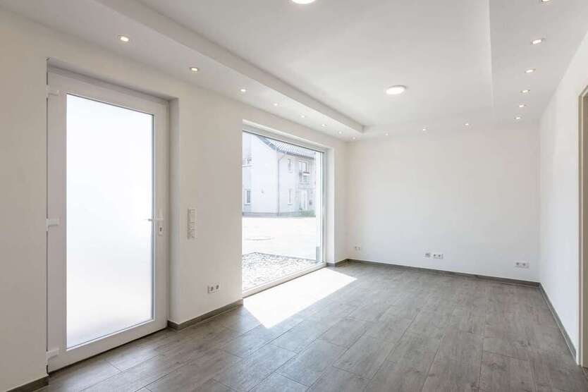 Neuwertiges Mehrfamilienhaus in Hamm-Heessen: 3 Einheiten, Gewerbefläche & privater Garten