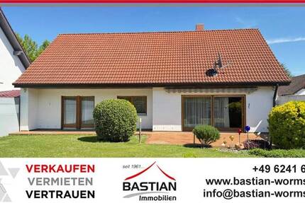 So ist es eben: Bungalow - gepflegt - offener Grundriss - Garten - Garage - Rheindürkheim!