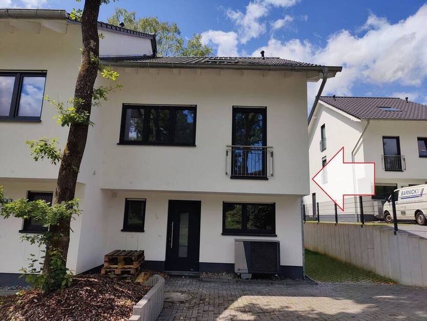 Schlüsselfertiger und energieeffizienter Neubau als DHH in idyllischer Lage!