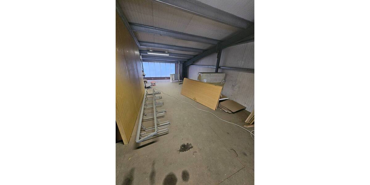 Pfeilerfreie Lagerhalle mit 2 Rolltoren, Büro, Lager, Teeküche, WC & zusätzl. Freifläche zimmer