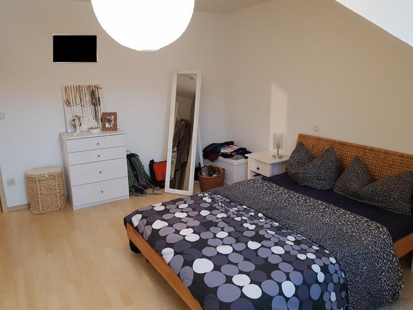 Helle 3-Zimmer-Dachgeschosswohnung mit Burgblick & Einbauküche zimmer