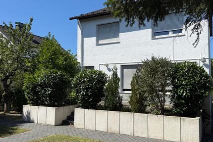 freistehendes Einfamilienhaus mit großem Garten in Erlensee