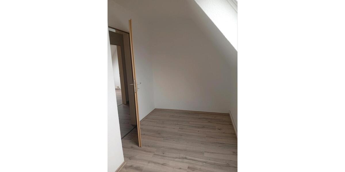 Dachgeschoßwohnung Wilhelmshaven Fedderwardergroden - 4 Zimmer, 44 m&sup2;, 410&euro; | Angebot:25933153