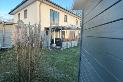 Moderne Doppelhaushälfte in zeitlosen Design - KfW 40 4 zimmer