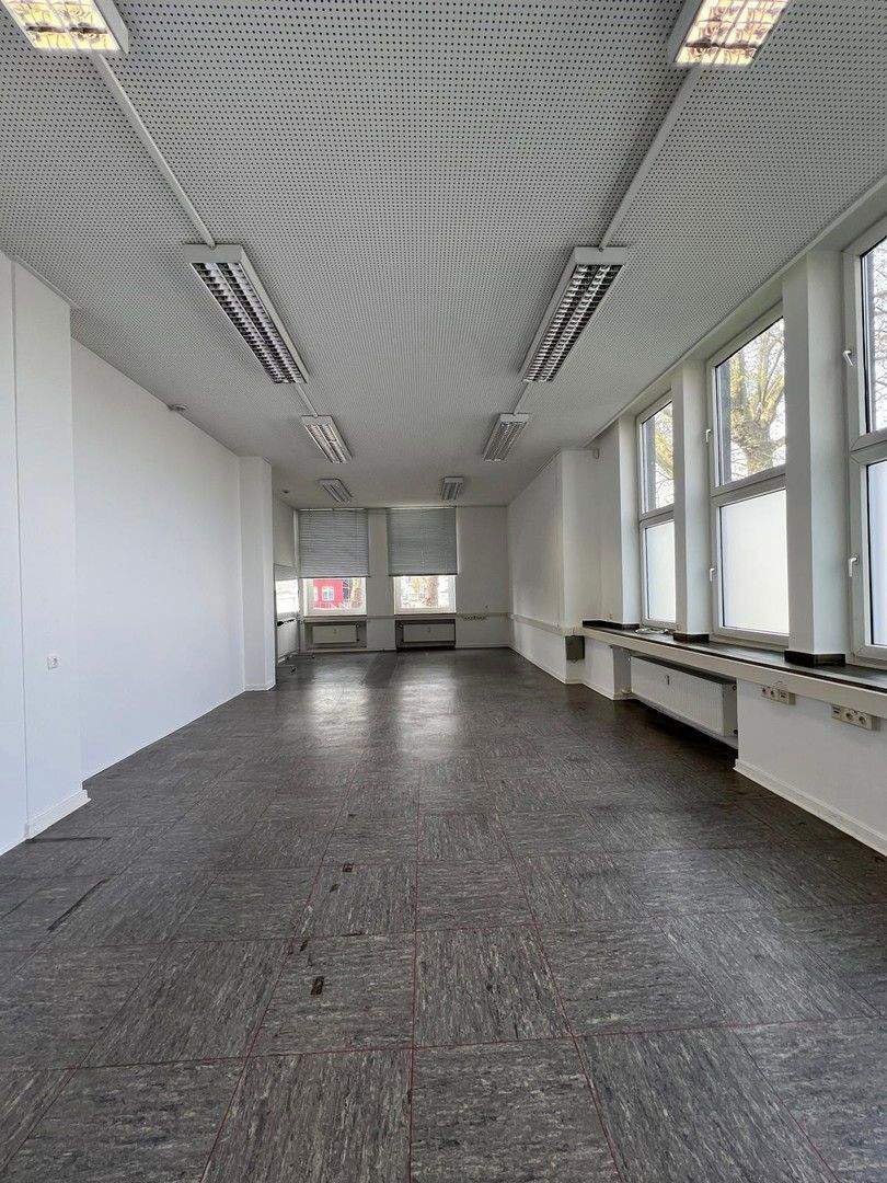 Geräumige Büro Praxisfläche im EG zimmer