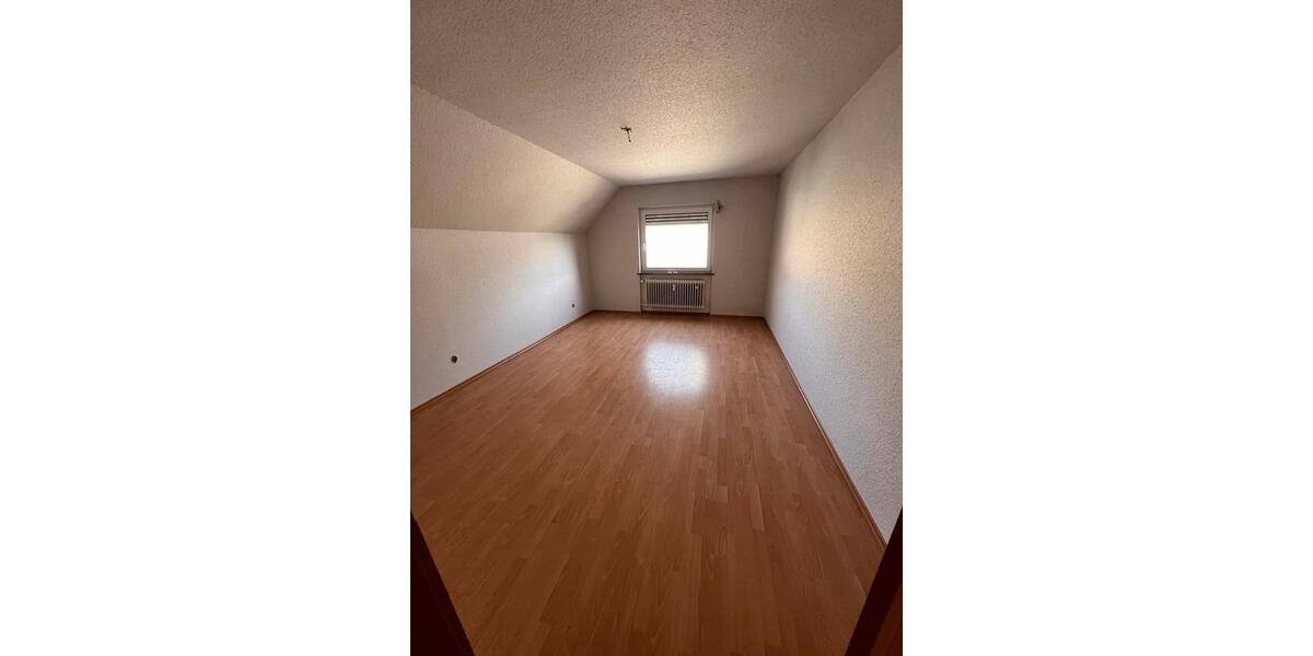 Dachgeschoßwohnung Baumholder - 3 Zimmer, 96 m&sup2;, 700&euro; | Angebot:25379185