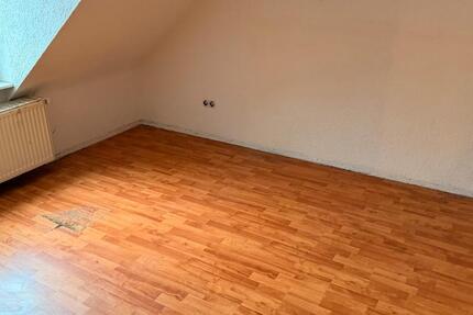 2-Zi.-Altbau (leerstehend) – komplett modernisierungsbedürftig 2 zimmer