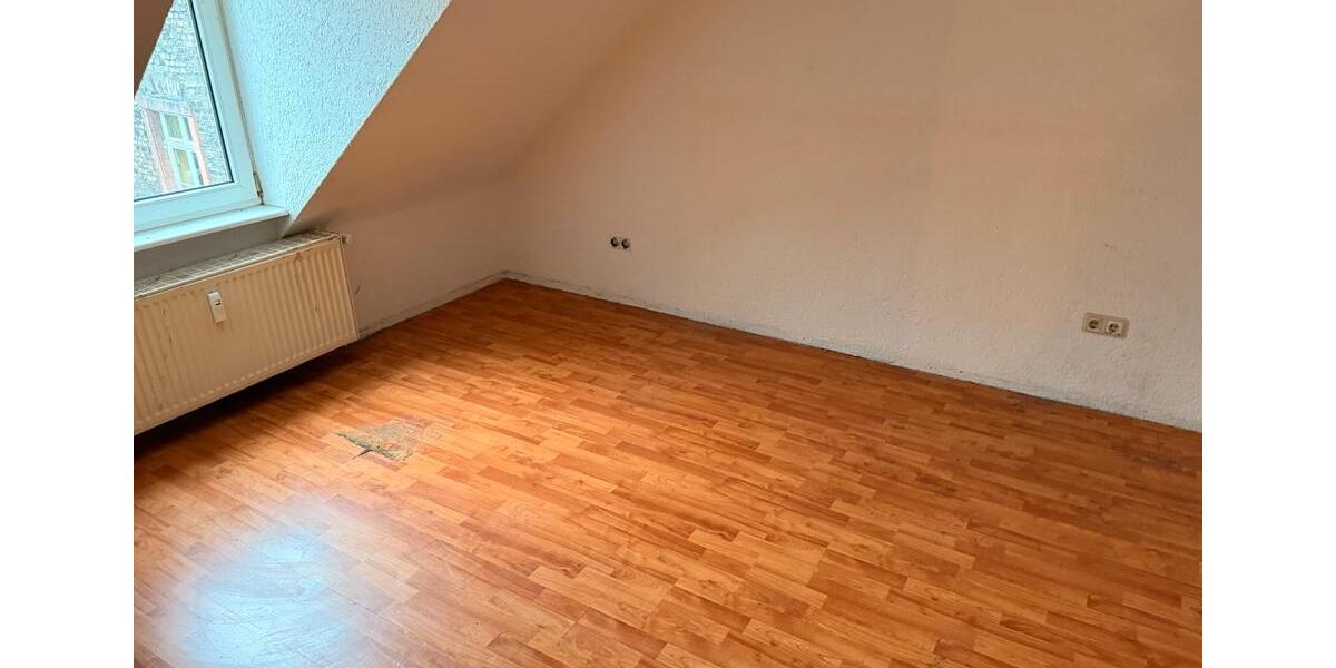 2-Zi.-Altbau (leerstehend) – komplett modernisierungsbedürftig 2 zimmer