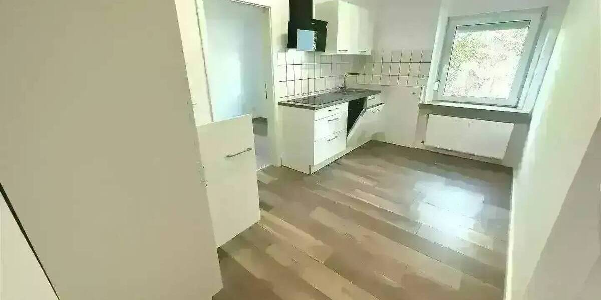 2,5-Zimmer-Wohnung im Erdgeschoss Einbauküche Dusche kein Balkon Kellerraum und Abstellraum Gartenanteil 2 zimmer