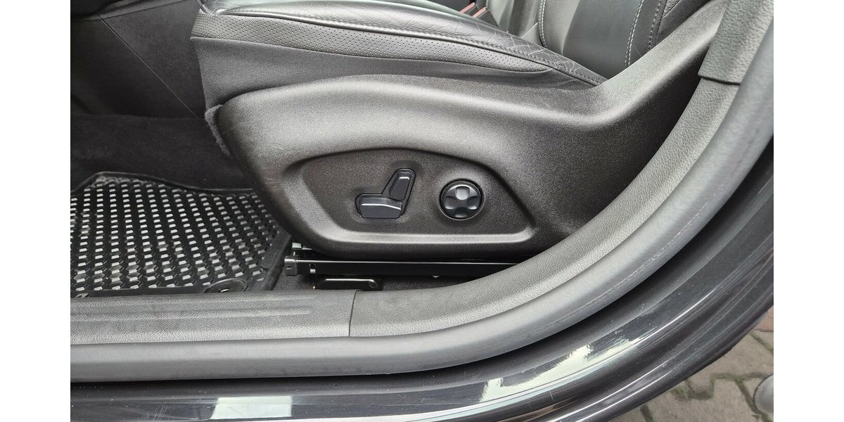 Hyundai i30 YES! Plus Navigation, Panoramadach, LED, Sport 89.202 km 12.890 &euro; Rodgau 63110