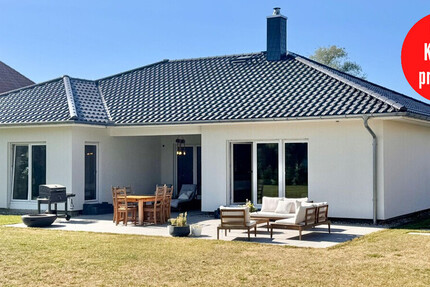 HORN IMMOBILIEN ++ Winkelbungalow 5 km bis Neubrandenburg, Baujahr 2022, Doppelgarage + Carport - Haus Sponholz | Angebot:27069443