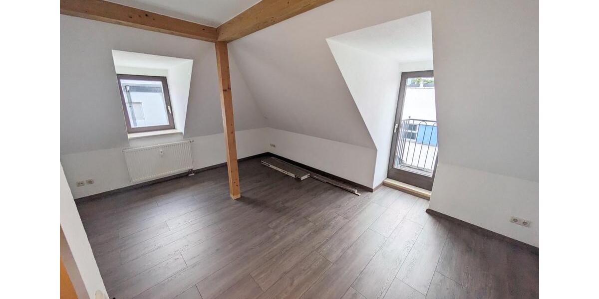 Dachgeschoßwohnung Zwickau - 3 Zimmer, 88 m&sup2;, 560&euro; | Angebot:26008237