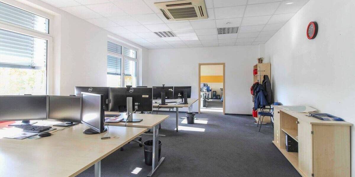 Moderne und sehr gepflegte Büro- und Produktionsimmobilie in beliebter Gewerbelage von Hildesheim zimmer